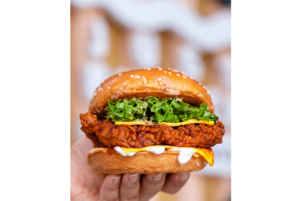 Calma tu antojo con este sándwich de pollo ¡Receta fácil!