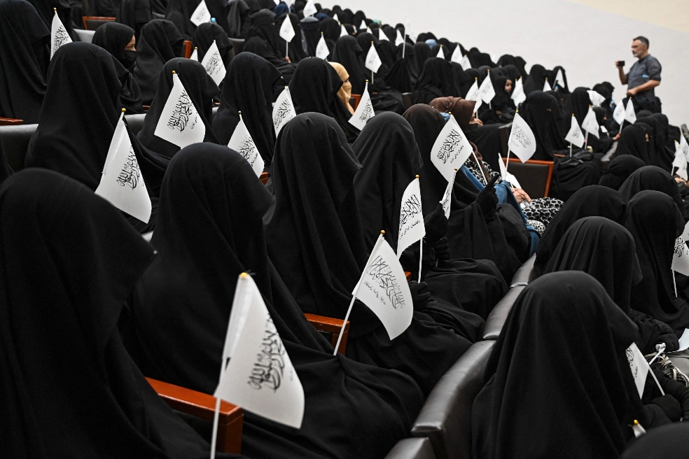 Prohíben entrada de mujeres a parques y jardines de Kabul