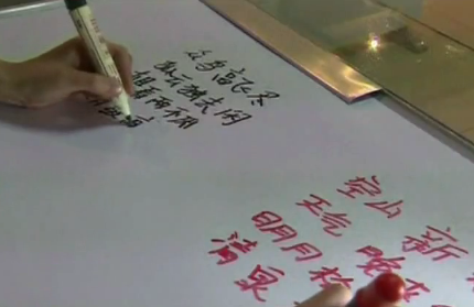 Mujer en China escribe en dos idiomas al mismo tiempo