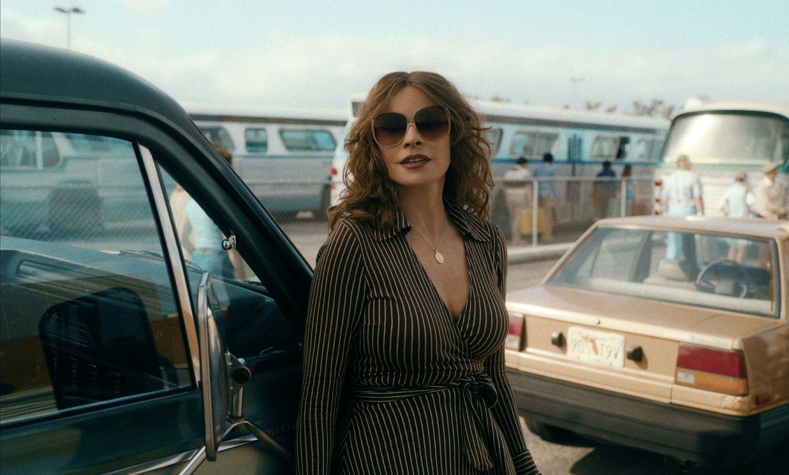 La moda en ‘Griselda’ de Netflix: Este es el estilo que se impondrá en la serie