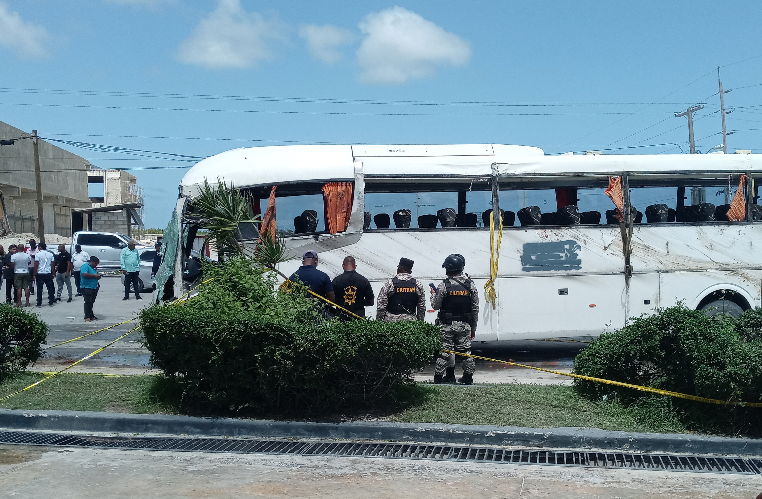 Siete colombianos entre los heridos tras volcamiento de un bus en Punta Cana