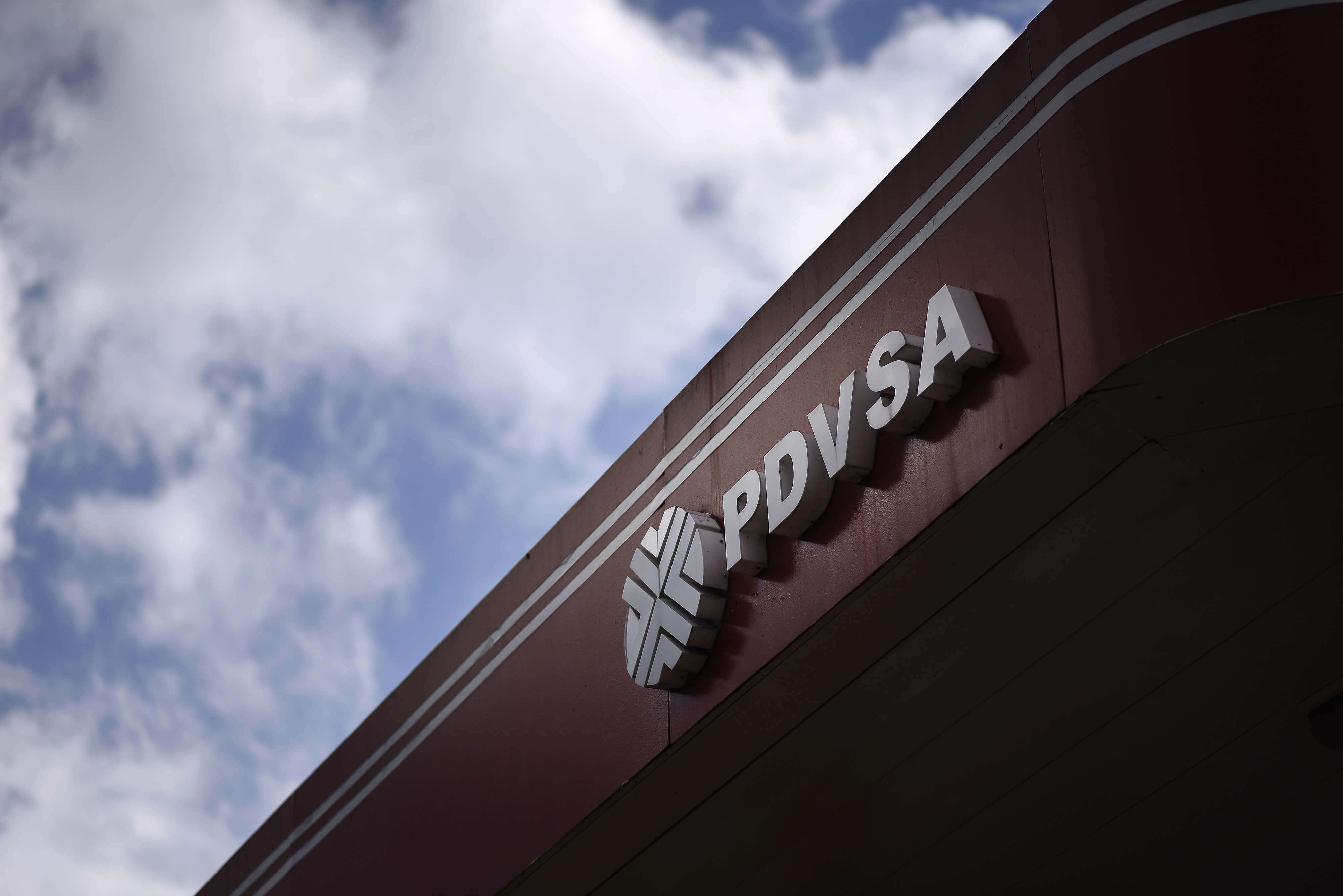Venezuela recurre a Europa y al Caribe en busca de combustible