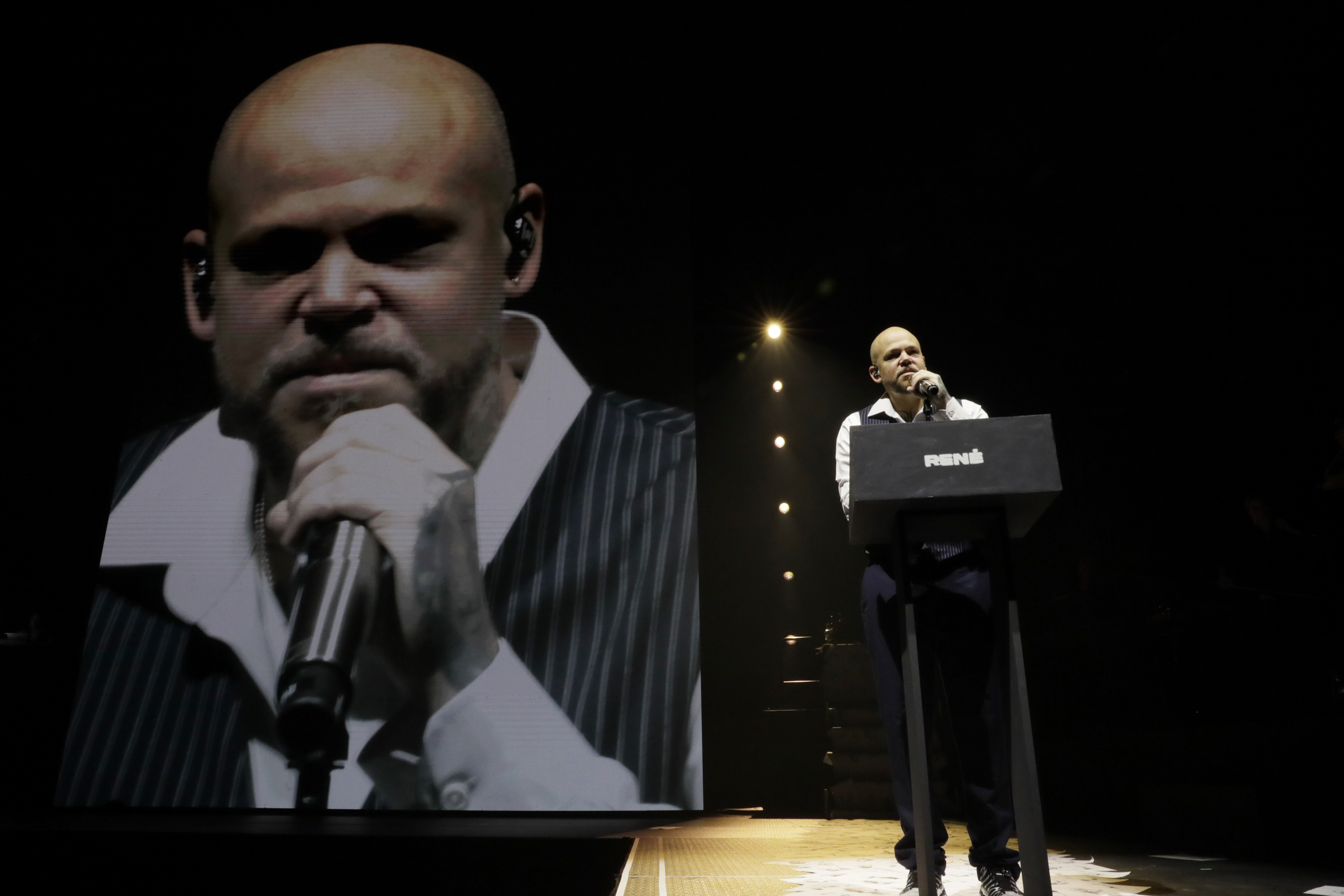 BOG400. BOGOTÁ (COLOMBIA), 12/10/2024.- El rapero puertorriqueño, René Pérez, conocido artísticamente cómo Residente, canta este sábado durante su presentación en el Movistar Arena en Bogotá (Colombia). EFE/ Carlos Ortega
