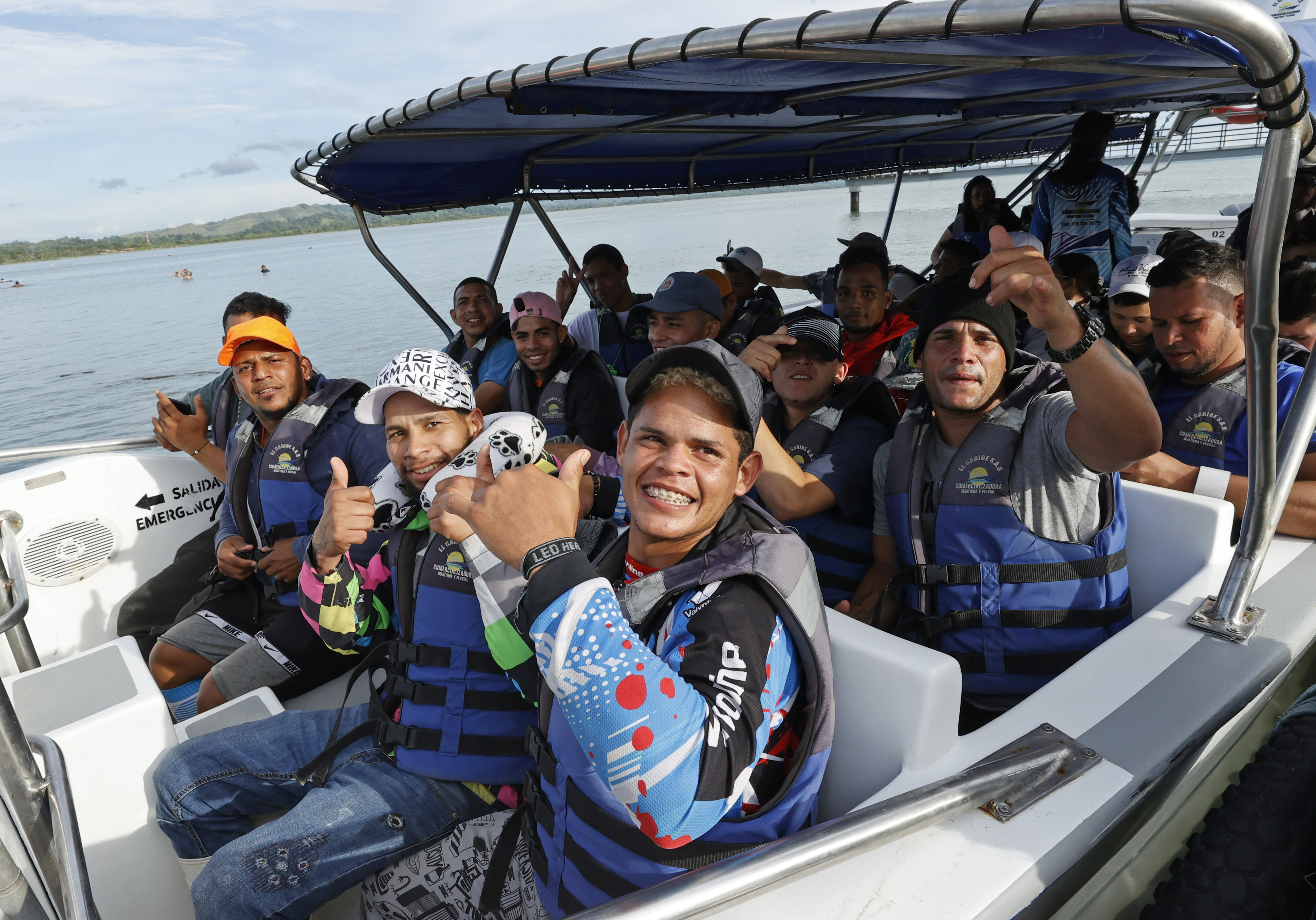 ACOMPAÑA CRÓNICA: COLOMBIA CRISIS MIGRATORIA. AME2685. NECOCLÍ (COLOMBIA), 07/10/2022.- Migrantes abordan una lancha hacia la frontera con Panamá, el 6 de octubre de 2022, en Necocli (Colombia). En el pueblo colombiano de Necoclí ya se acostumbraron a que a diario cientos de personas acampen en sus playas a la espera de coger las lanchas que los llevan a la frontera de Panamá en una travesía migratoria hacia EE.UU. que crece cada día y amenaza con "explotar". EFE/ Mauricio Dueñas Castañeda