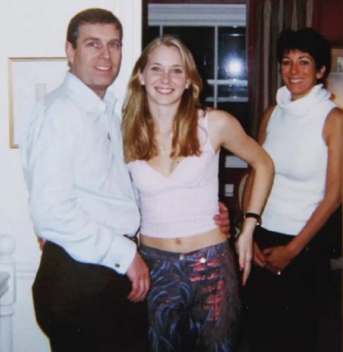 Virginia Giuffre con el príncipe Andrés de Inglaterra y Ghislaine Maxwell a sus 17 años.