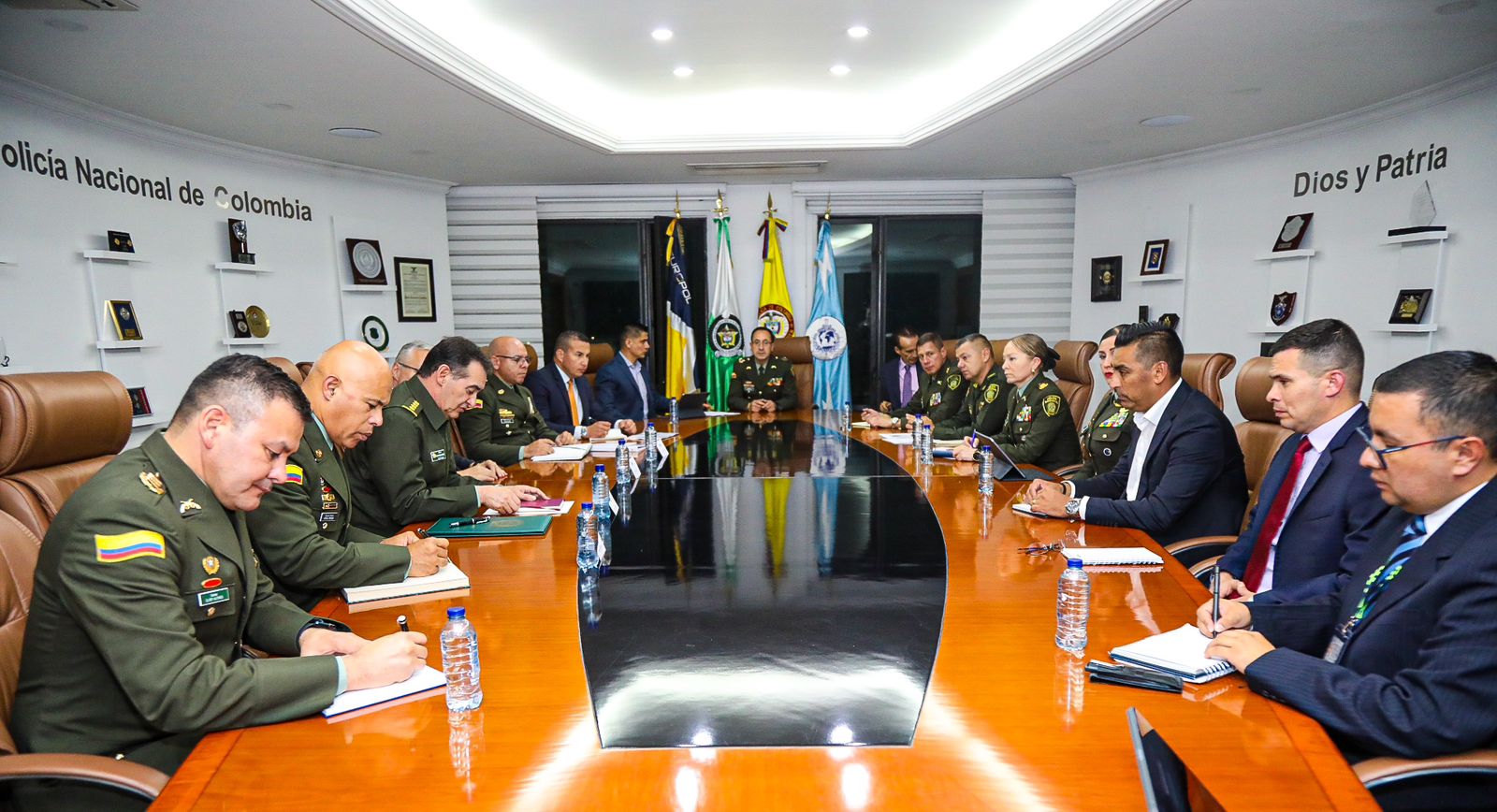 El encuentro es liderado por el ministro de Justicia, Nestor Iván Osuna Patiño, y el general William René Salamanca Ramírez, director general de la Policía. Se están evaluando las rutas de acción institucional para esclarecer el homicidio del director de la cárcel Modelo de Bogotá.