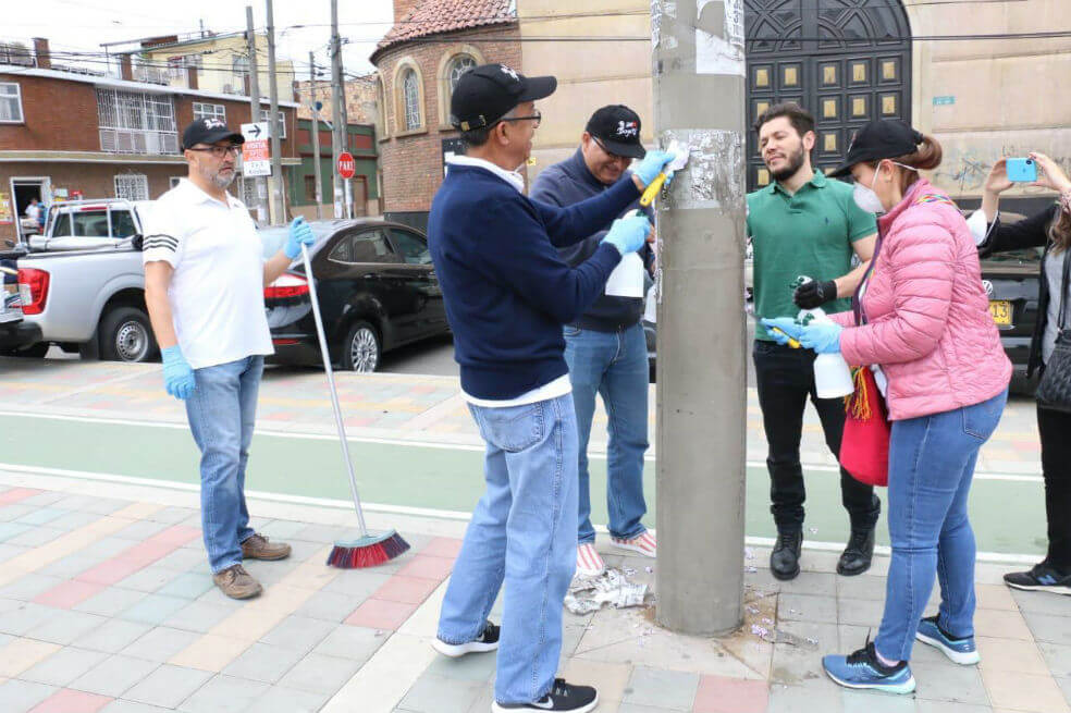 30 ciudadanos que infringieron el Código de Policía limpiaron el parque El Tunal, en Bogotá