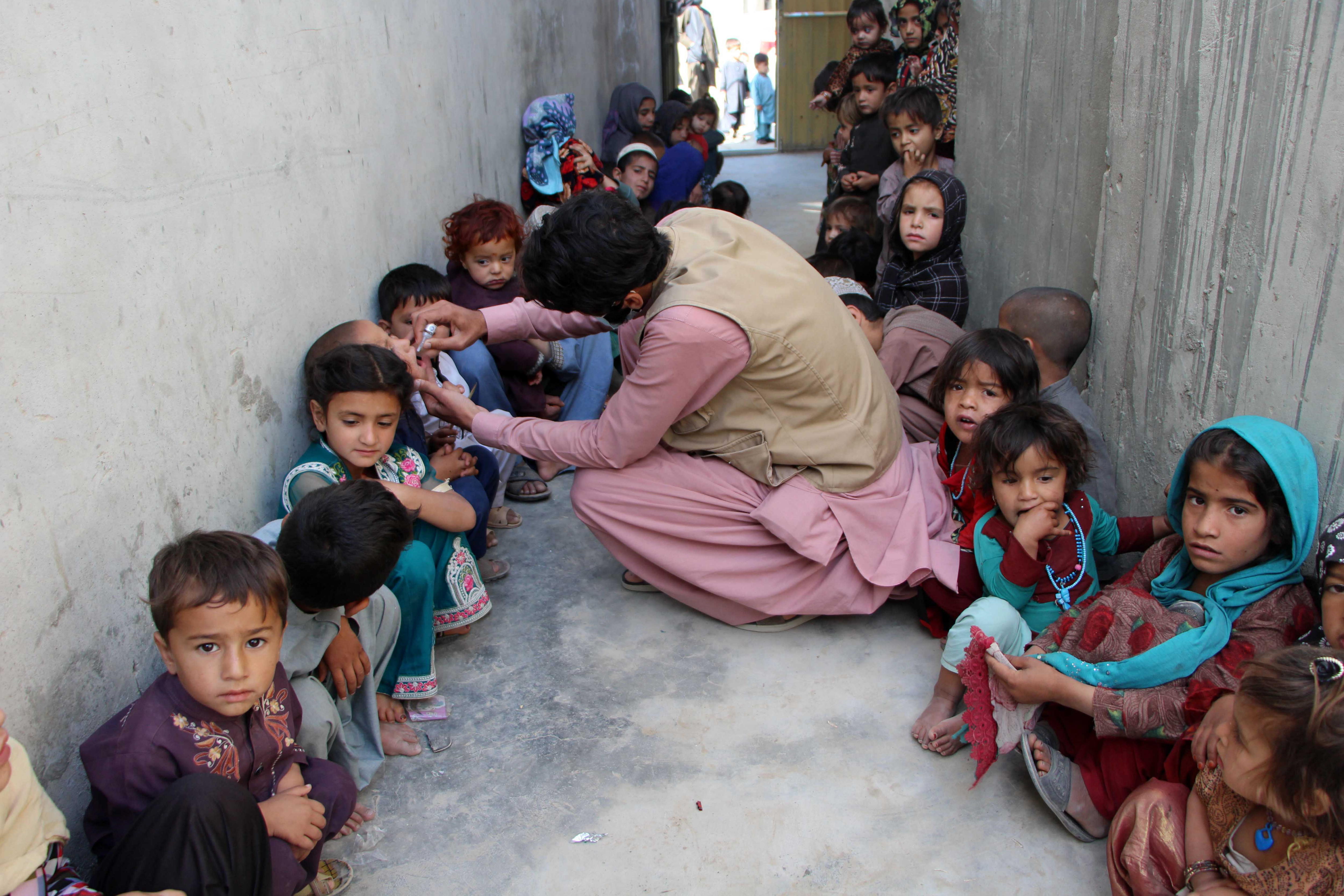Kandahar (Afganistán), 29/04/2024.- Un grupo de niños son vacuna contra la polio durante una campaña en Kandahar, Afganistán, este lunes. El Ministerio de Salud Pública de Afganistán ha lanzado una campaña de vacunación contra la polio con el objetivo de vacunar a más de 10 millones de niños menores de cinco años años. EFE/QUDRATULLAH RAZWAN