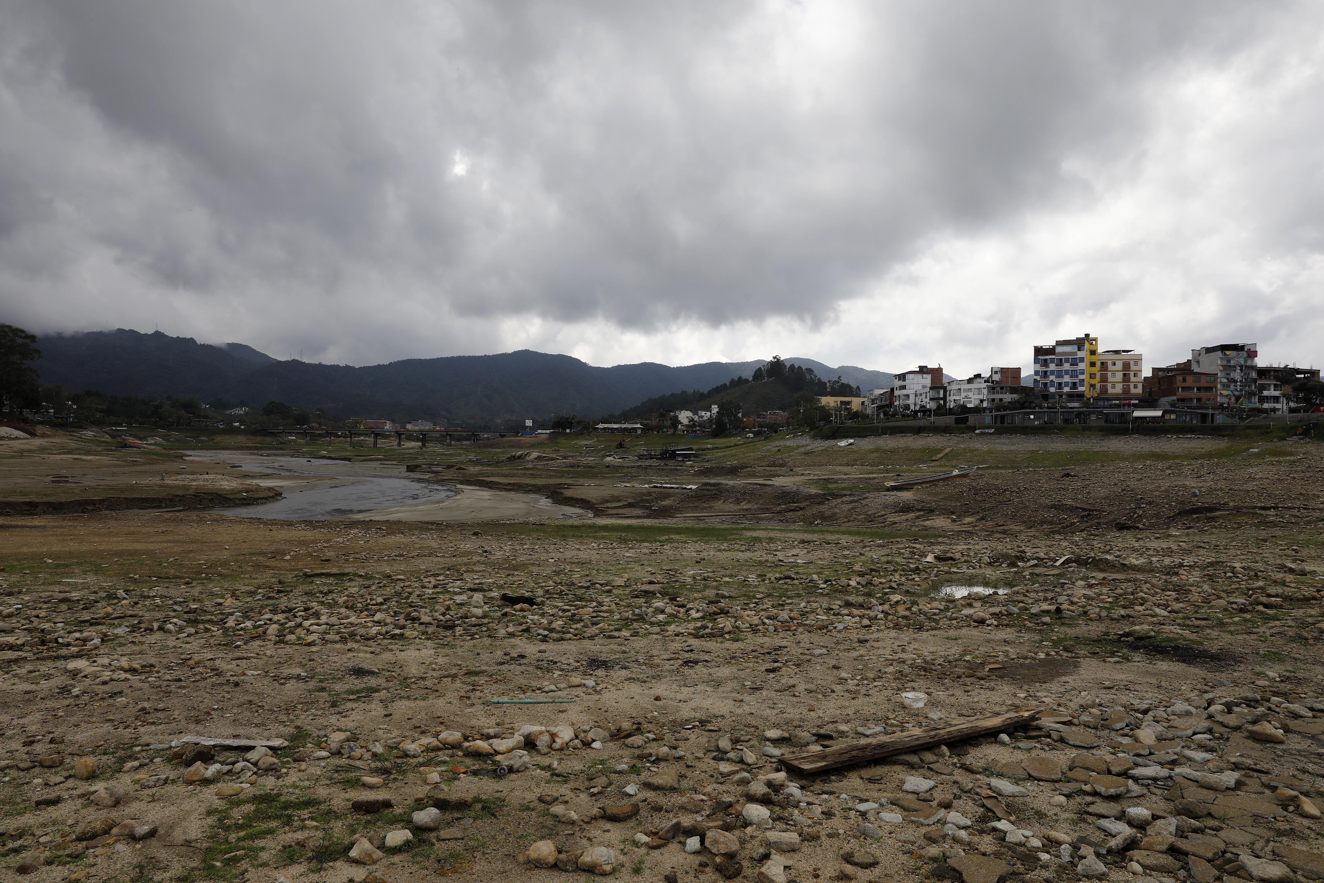 ACOMPAÑA CRÓNICA: COLOMBIA SEQUÍA. GUATAPÉ (COLOMBIA), 07/04/2024.- Fotografía del embalse Peñol-Guatapé que muestra su bajo nivel debido a la sequía, el 6 de abril de 2024, en Guatapé (Colombia). La sequía por el fenómeno de El Niño ha trastocado las dinámicas de Guatapé y el paisaje de este paraíso turístico ubicado en el noroeste colombiano, que alberga un atractivo embalse de aguas color verde esmeralda, casas con fachadas embellecidas por coloridos zócalos y una piedra de 220 metros de altura desde donde se divisan sus atractivos. EFE/ Luis Eduardo Noriega Arboleda