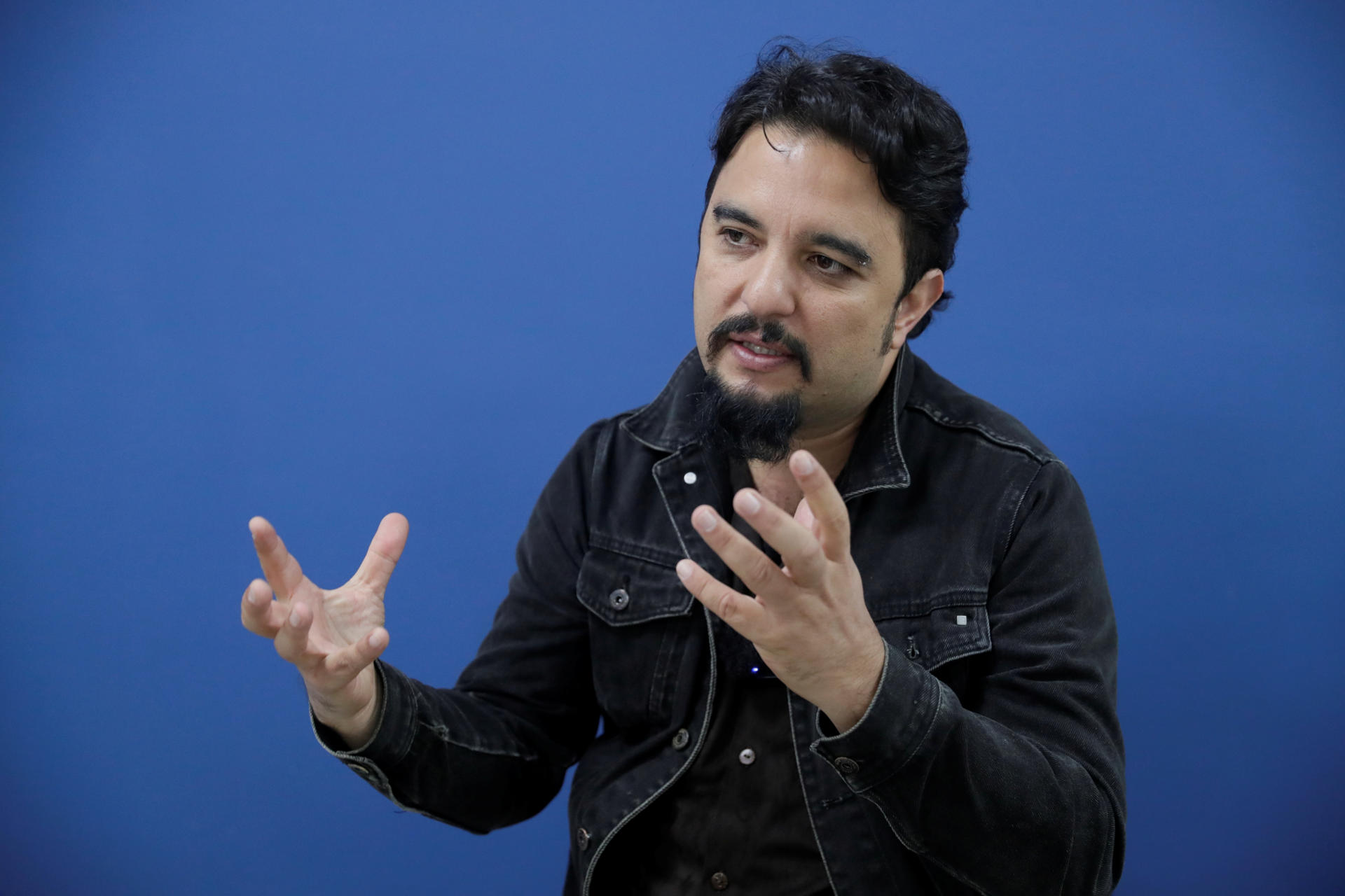 AME9957. BOGOTÁ (COLOMBIA), 14/08/2025.- Fotografía del 8 de agosto de 2025 del cineasta colombiano David Gaona hablando durante una entrevista con EFE en Bogotá (Colombia). Gaona acaba de estrenar en su país 'Adiós al Amigo', un western ambientado en la Guerra de los Mil Días que revisa uno de los episodios más sangrientos de la historia colombiana y lo "extrapola al tiempo presente" para reflexionar sobre la creciente polarización política y social. EFE/ Carlos Ortega
