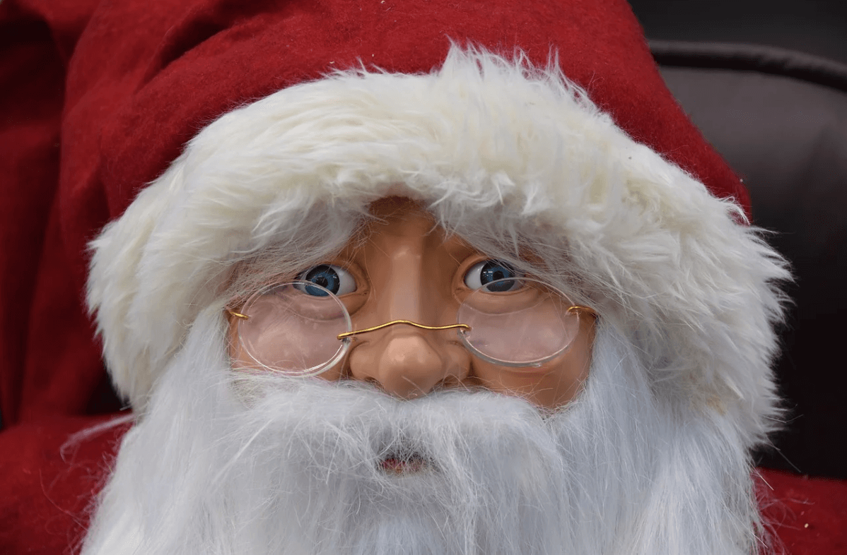 Un curioso Papá Noel felicita la Navidad arrojando dinero a transeúntes en EEUU
