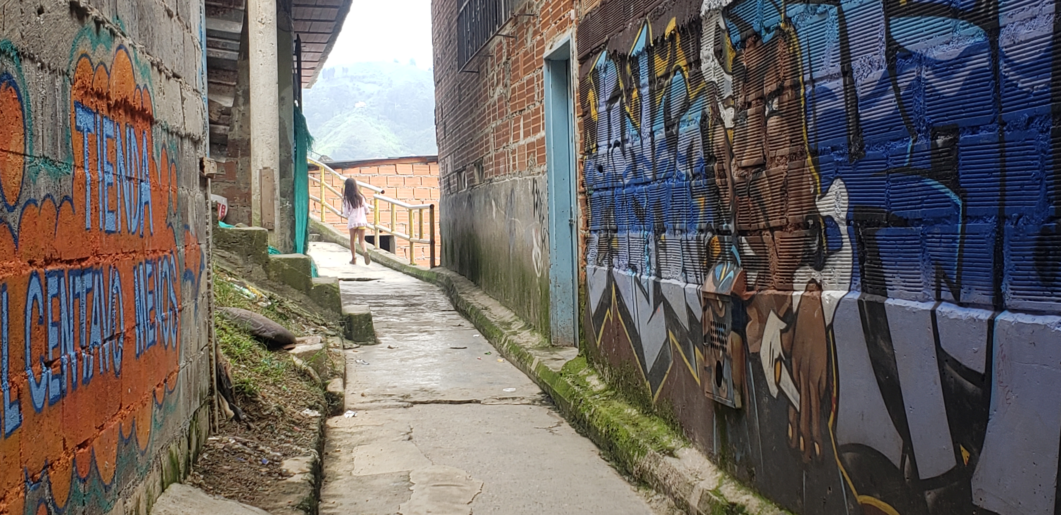 Más de un centenar de graffitis adornan las fachadas de la Comuna 13. Incluso, existe un recorrido turístico dedicado a contar la historia detrás de ellos.