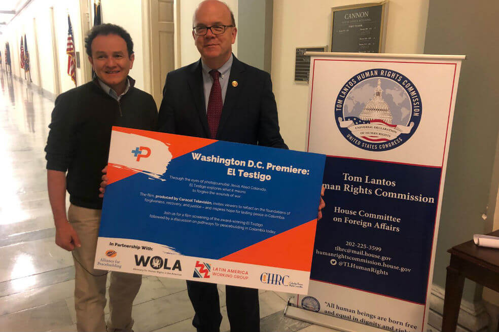 El reportero gráfico colombiano Jesús Abad Colorado y el representante del Partido Demócrata, James McGovern, el viernes pasado durante la proyección de "El Testigo" en el Capitolio de los Estados Unidos en Washington. / Cortesía