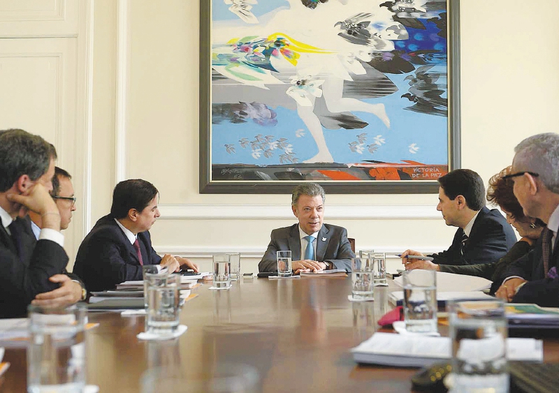 El presidente Juan Manuel Santos se reunió este lunes en la Casa de Nariño con los integrantes de la Misión Electoral Especial. / SIG - Presidencia