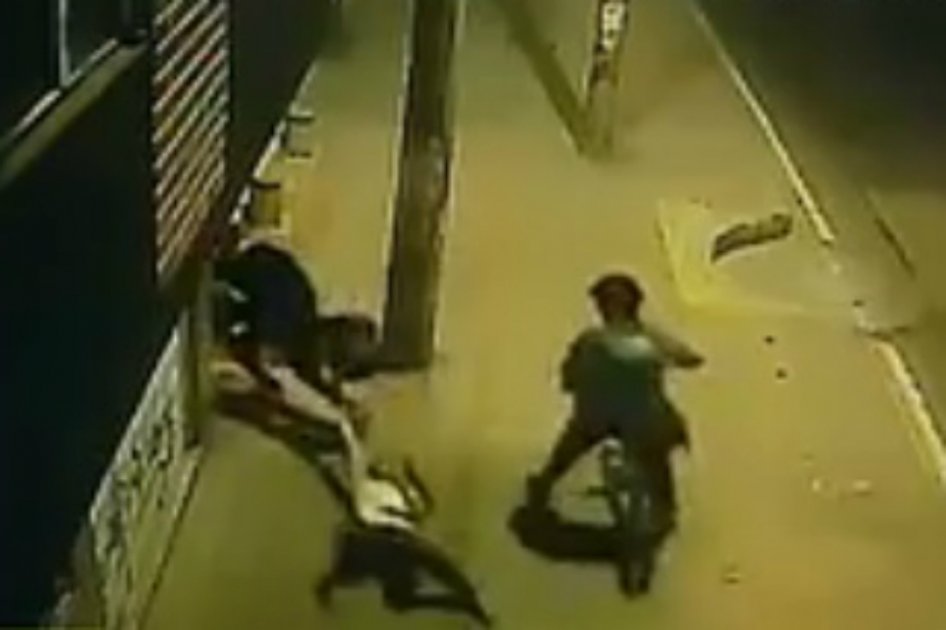 Momento en el que la mujer es arrastrada para quitarle el bolso. 