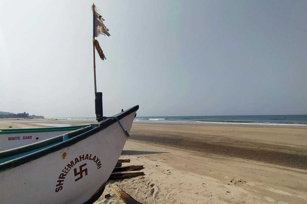 Panóramica en de la playa de Mandrem, en Goa, India.Andrés MontesDesde Delhi o Mumbai la mejor forma es ir en avión. En India los vuelos, hasta comprados con poca antelación, no resultan costosos. Si se parte desde Delhi son casi cuatro horas de vuelo. Suena poco en comparación a las 32 horas que dura el mismo trayecto, pero en tren.