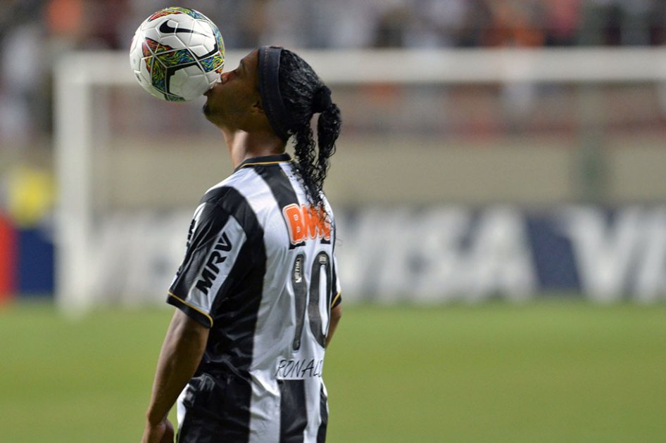 Ronaldinho llegó tarde a un entrenamiento después de cantar en el carnaval