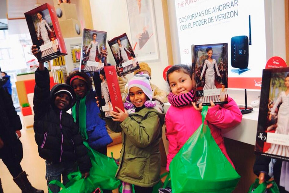  Un grupo de niños muestra con orgullo sus muñecas de Jennifer Lopez (Twitter).