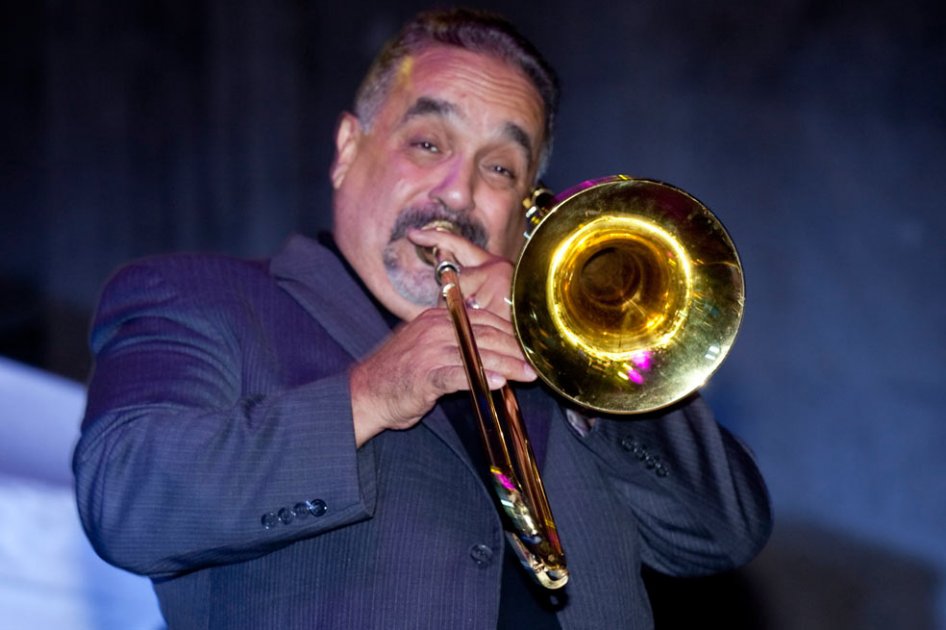 Willie Colón trabaja en la producción de un disco bailable
