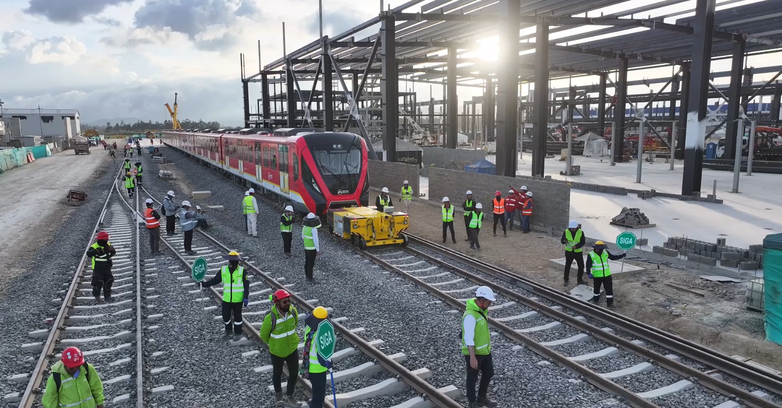 Segundo tren del metro ya está en Patio Taller, pero hay retrasos con los rieles