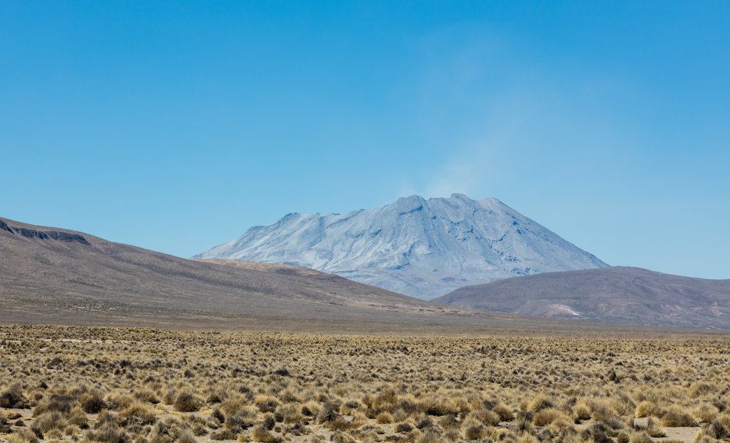 Alerta naranja por volcán Ubinas en Perú; piden evacuación de emergencia