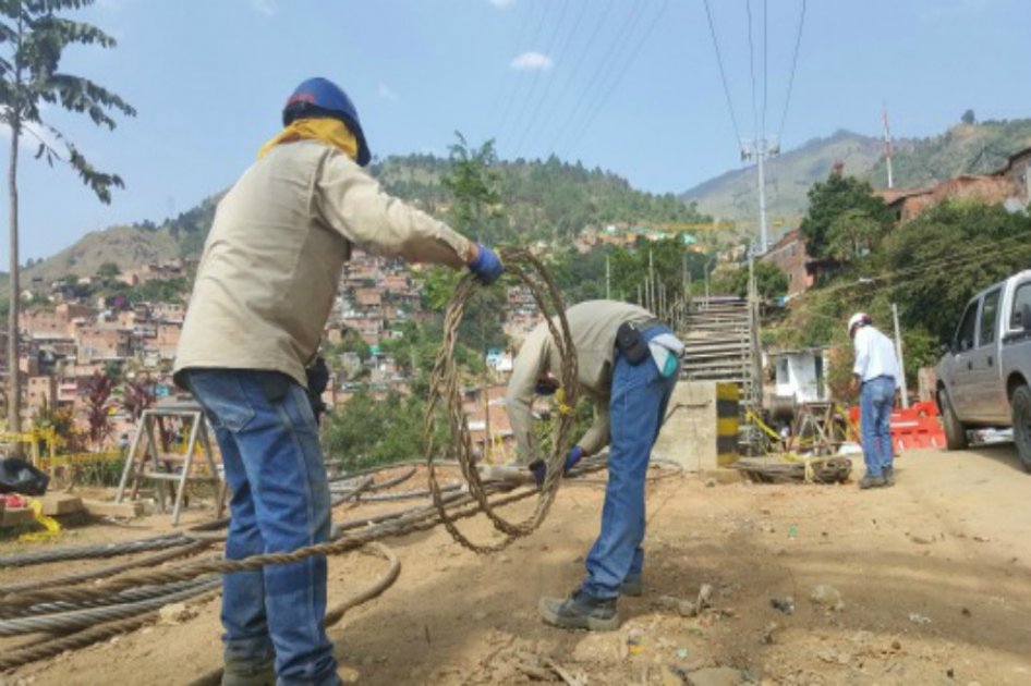 Operarios tienden el cable de la Línea H en la comuna ocho de Medellín. / Metro de Medellín