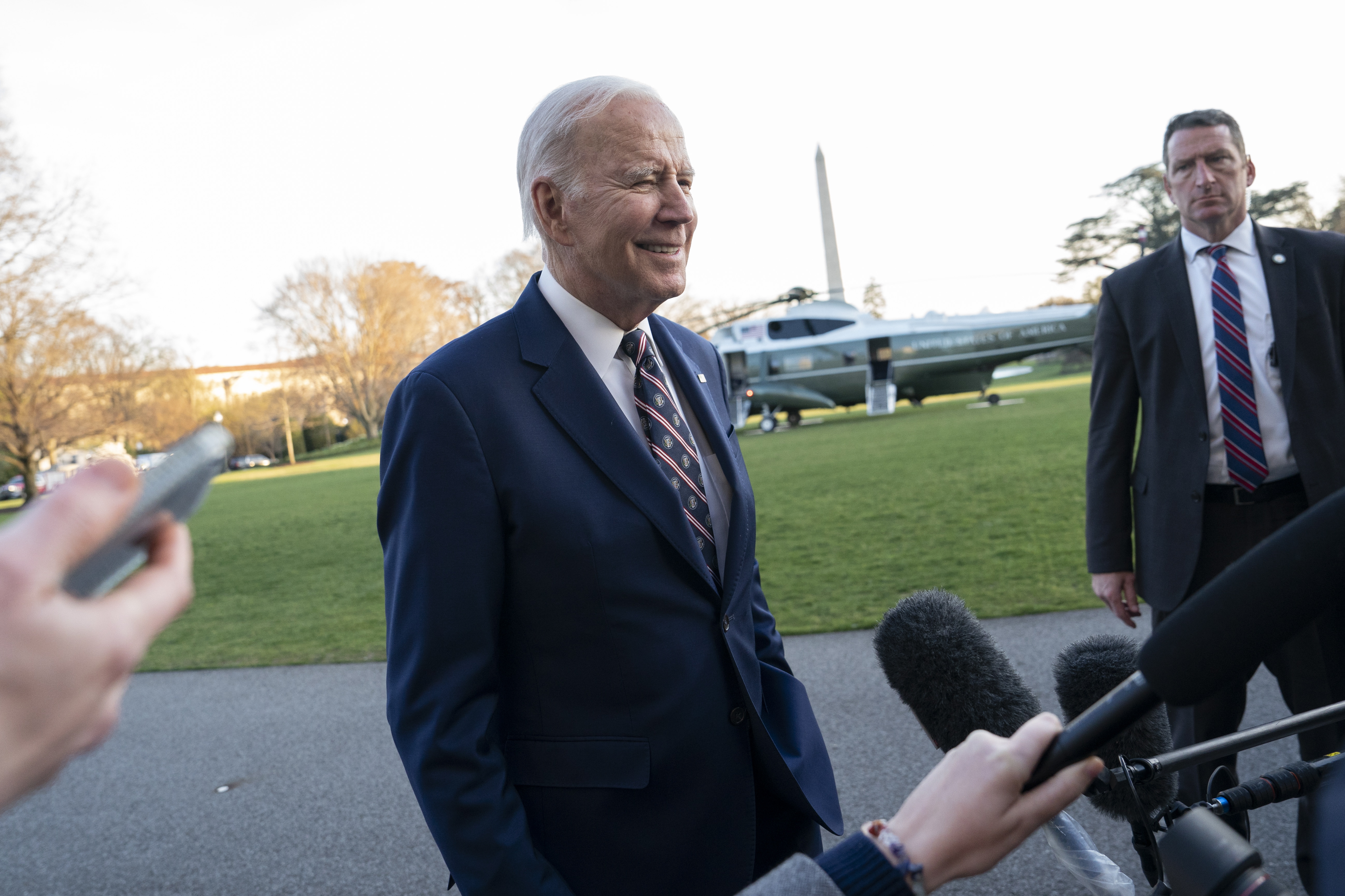 Washington (United States), 09/03/2023.- US President Joe Biden listens to a reporter's question as he returns to the White House, in Washington, DC, USA, 09 March 2023. Biden was returning from Philadelphia, PA, where he addressed his budget for the 2024 fiscal year. (Estados Unidos, Filadelfia) EFE/EPA/Chris Kleponis / POOL
