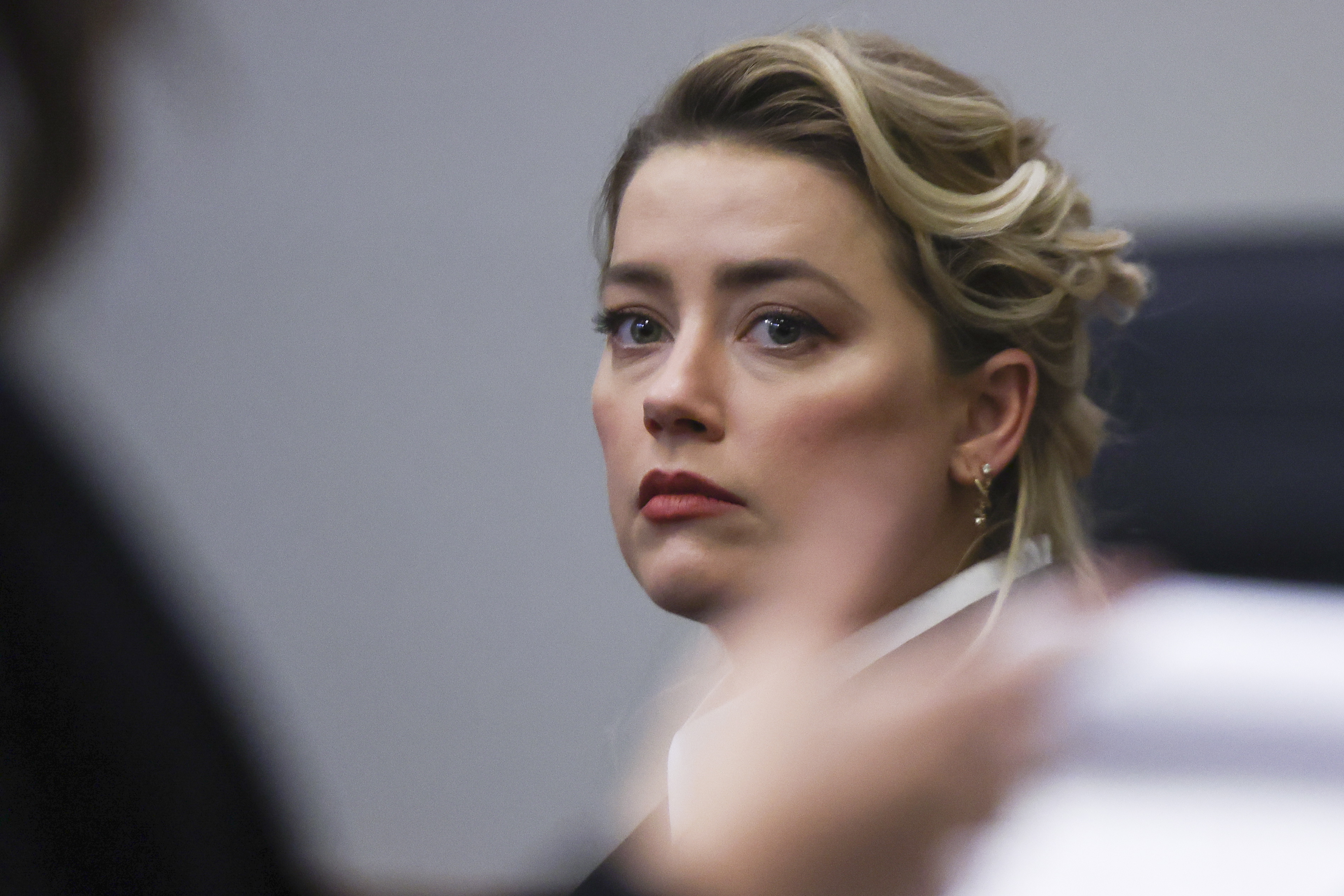 Fairfax (United States), 13/04/2022.- Actress Amber Heard attends the 50 million US dollars Depp vs Heard defamation trial at the Fairfax County Circuit Court in Fairfax, Virginia, USA, 13 April 2022. Johnny Depp's 50 million US dollars defamation lawsuit against Amber Heard that started on 10 April is expected to last five or six weeks. (Estados Unidos) EFE/EPA/EVELYN HOCKSTEIN / POOL