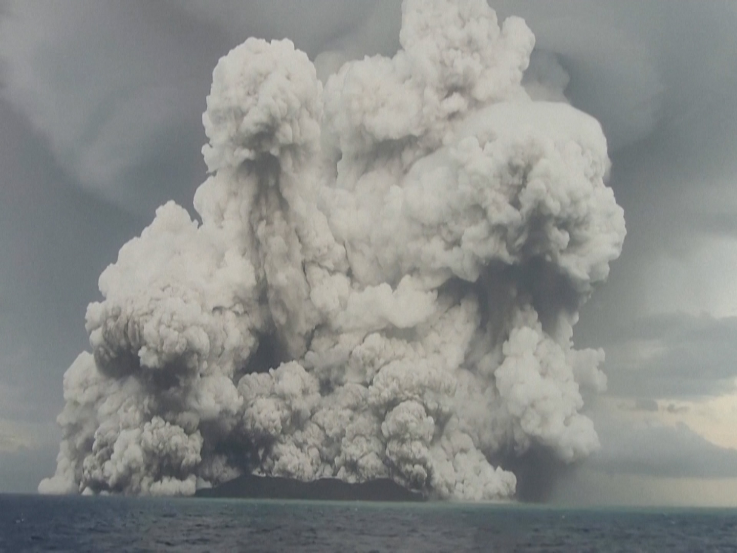 La erupción del volcán Tonga creó un cráter de 850 metros bajo el mar