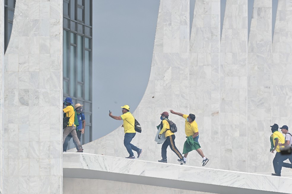 El grupo pasó una barrera policial y subió la rampa que da acceso al techo de los edificios de la Cámara de los Diputados y del Senado.