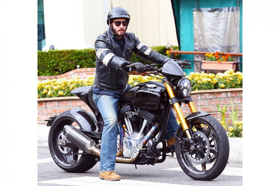 Keanu Reeves vende un paseo en moto, y con él, por 150.000 dólares