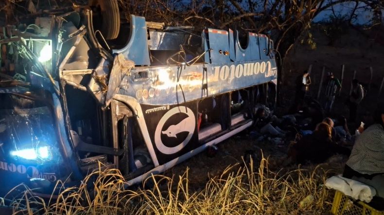 Dos muertos y 15 heridos dejó accidente de bus en Saldaña, Tolima