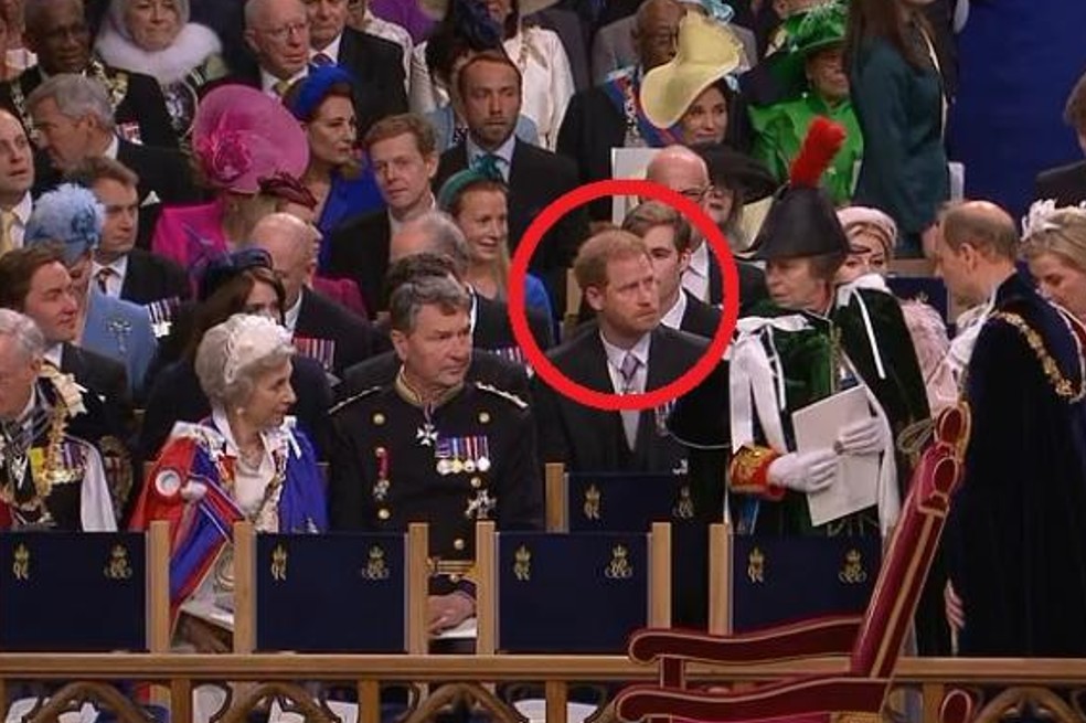 Acompañado de sus primos, Harry, el hijo menor del nuevo rey de Inglaterra, Carlos III, ocupó un asiento en la tercera fila, detrás de su hermano Guillermo, el príncipe de Gales.