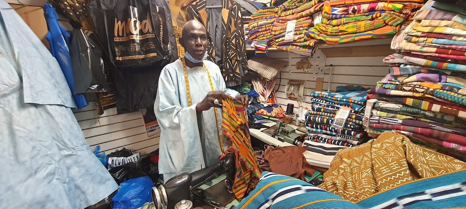 Mercado de telas kente, Murid fashions, by Mr. Dam, Harlem, Nueva York.
