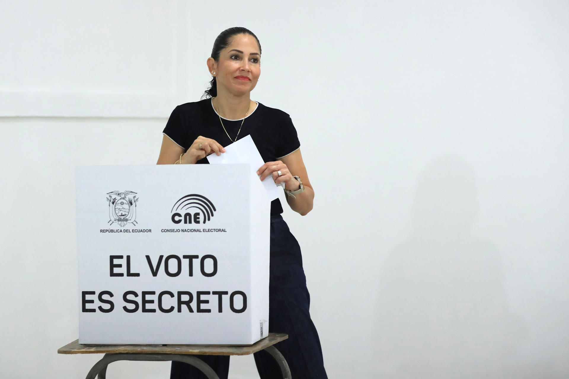 . CANUTO (ECUADOR), 13/04/2025.- La candidata del correísmo, la progresista Luisa González, vota este domingo en Canuto (Ecuador). La segunda vuelta de las elecciones presidenciales de Ecuador definirá a la persona que gobernará en el país por los próximos cuatro años (2025-2029), a lo que optan el actual presidente, el empresario Daniel Noboa, y la candidata del correísmo, la progresista Luisa González. EFE/José Jácome