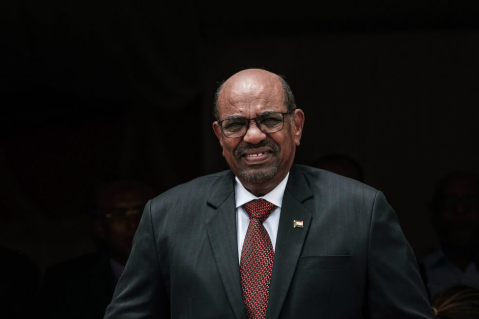 Sudán acordó entregar al autócrata derrocado Omar al-Bashir y otros a la Corte Penal Internacional por presuntos crímenes de guerra en Darfur.