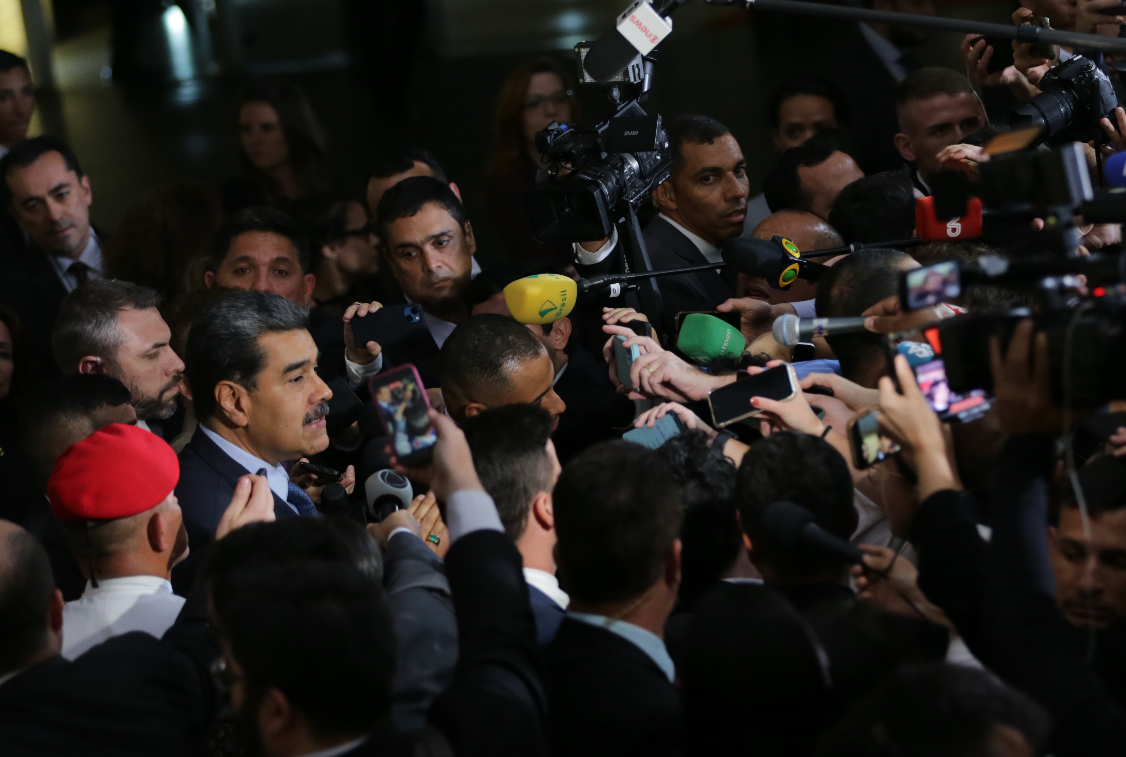 Escoltas de Nicolás Maduro agredieron a la prensa tras la cumbre en Brasilia