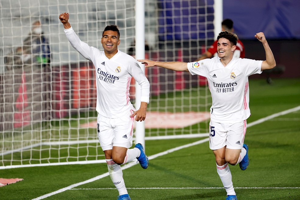 Real Madrid derrotó a Osasuna y sigue en la pelea en España