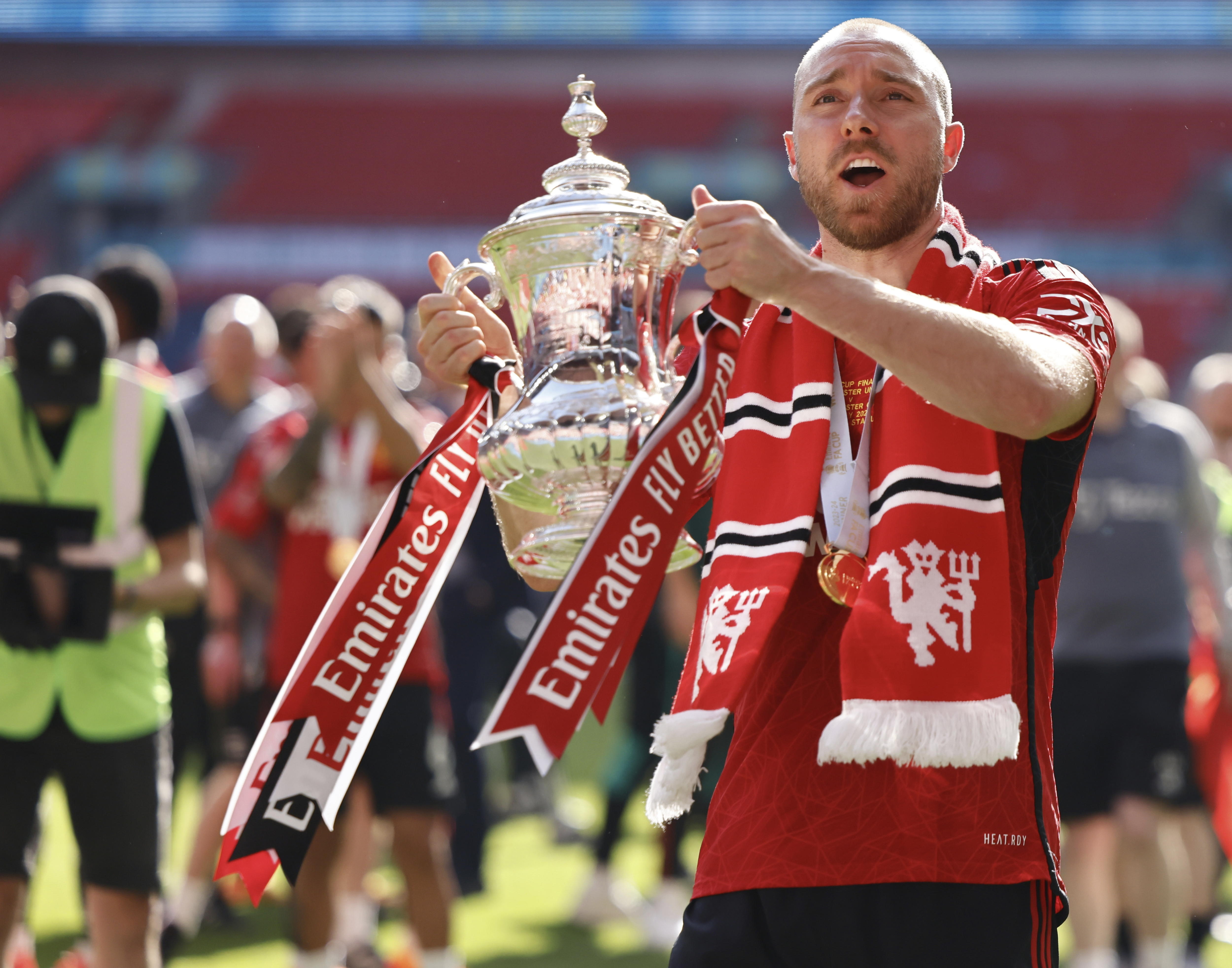 London (United Kingdom), 25/05/2024.- Manchester United's Christian Eriksen celebrates with the trophy after winning the English FA Cup final match of Manchester City against Manchester United, in London, Britain, 25 May 2024. (Reino Unido, Londres) EFE/EPA/TOLGA AKMEN EDITORIAL USE ONLY. No use with unauthorized audio, video, data, fixture lists, club/league logos, 'live' services or NFTs. Online in-match use limited to 120 images, no video emulation. No use in betting, games or single club/league/player publications.