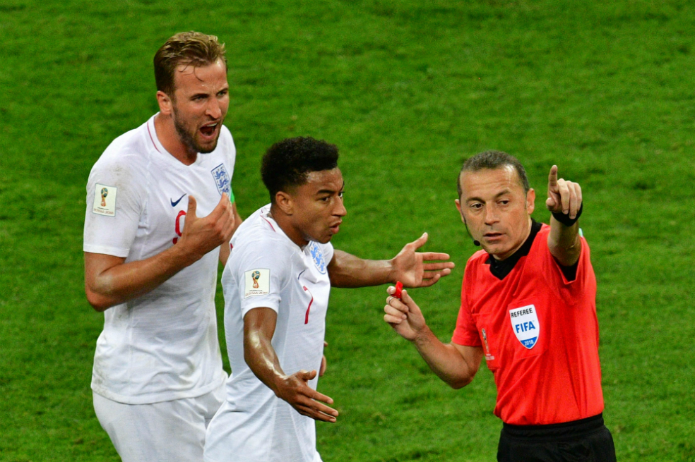 Aficionados ingleses reclaman por el arbitraje del partido ante Croacia