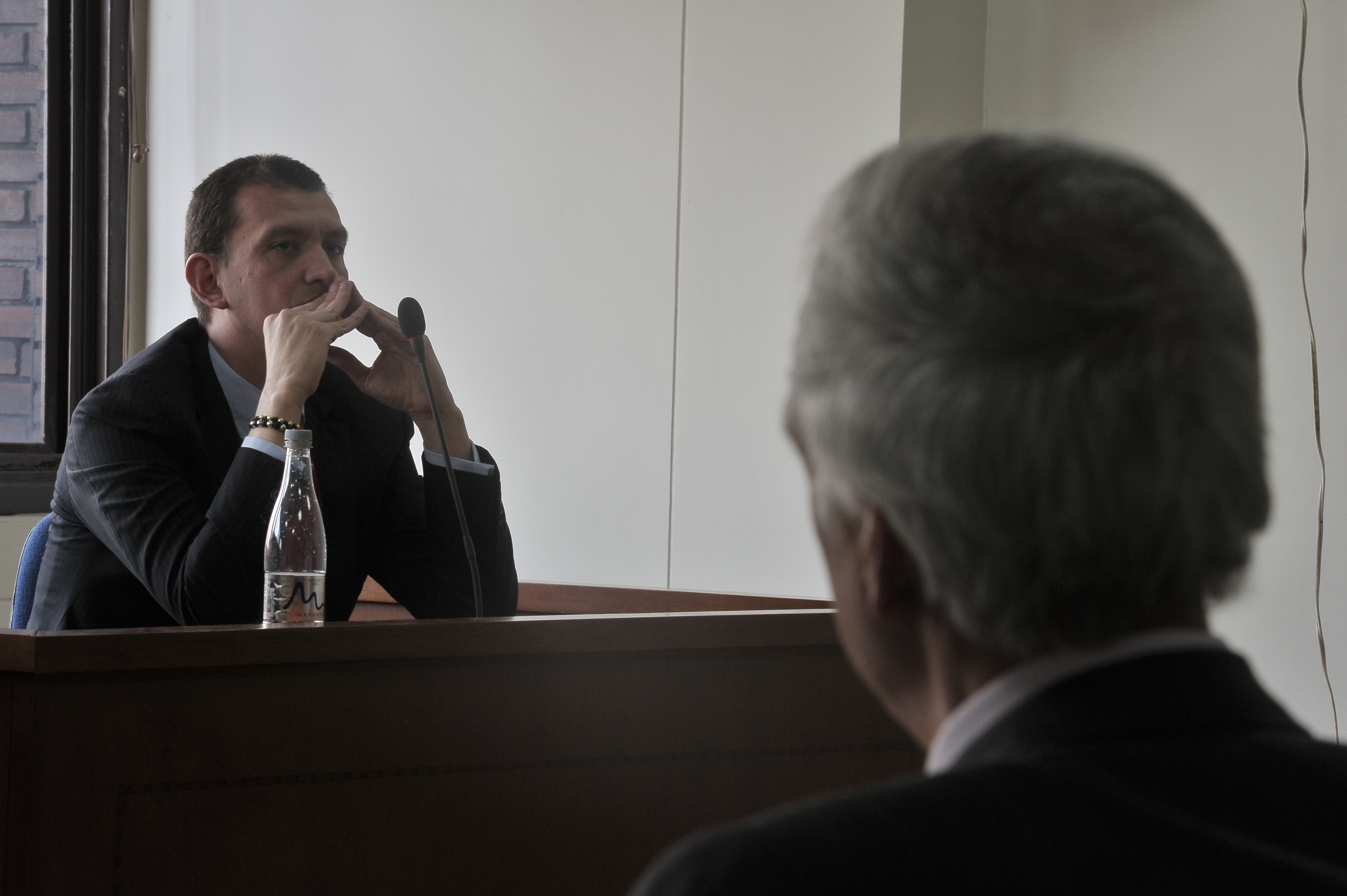 Contratista cordobés, condenado por el carrusel de la contratación y Samuel Moreno Rojas, exalcalde de Bogotá durante la audiencia (izq-der).