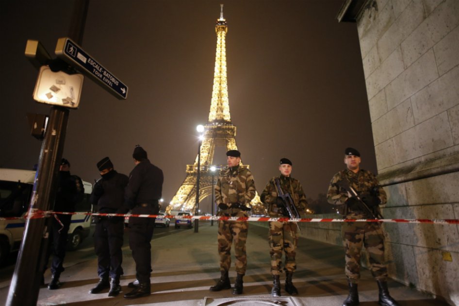 Reabren la Torre Eiffel tras evacuarla por una amenaza telefónica de bomba