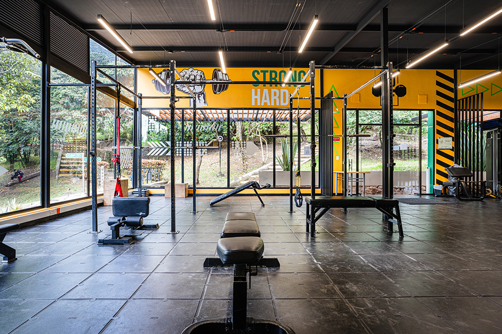 El gimnasio es coordinado por profesionales en Cultura Física, dentro de un espacio que cuenta con máquinas para ejercicio cardiovascular e implementos para realizar ejercicio focalizado, de alta intensidad y desarrollo de rutinas personales