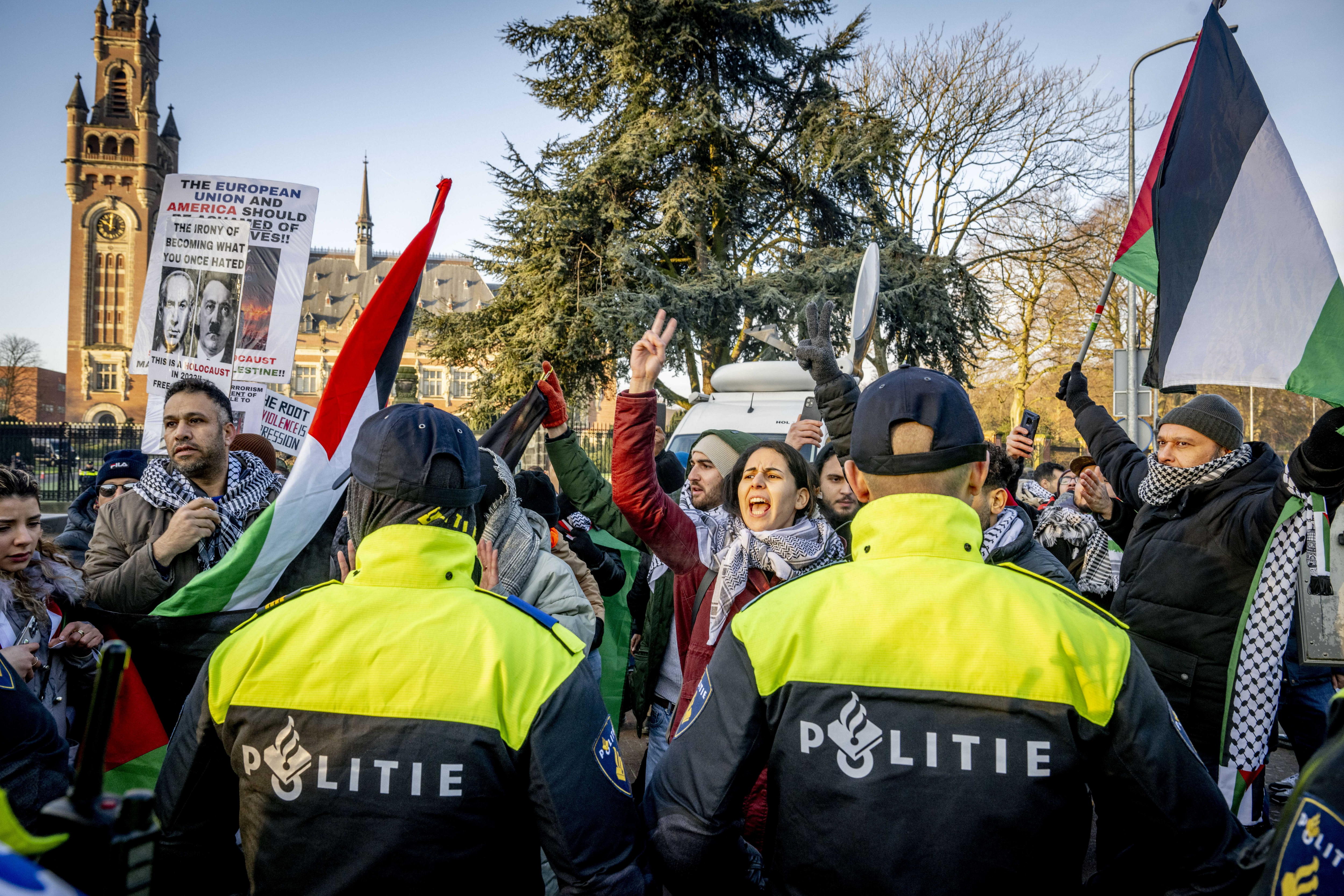 Hague (Netherlands), 11/01/2024.- Police stand guard as Palestinian sympathizers rally during demonstrations, simultaneously at the hearing at the International Court of Justice (ICJ) on a genocide complaint by South Africa against Israel, in The Hague, The Netherlands, 11 January 2024. Interested parties speak out in favor of the Palestinian or Israeli cause. Thousands of Israelis and Palestinians have been killed since the militant group Hamas launched an unprecedented attack on Israel from the Gaza Strip on 07 October, and the Israeli strikes on the Palestinian enclave which followed it. (Protestas, Países Bajos; Holanda, Sudáfrica, La Haya) EFE/EPA/ROBIN UTRECHT