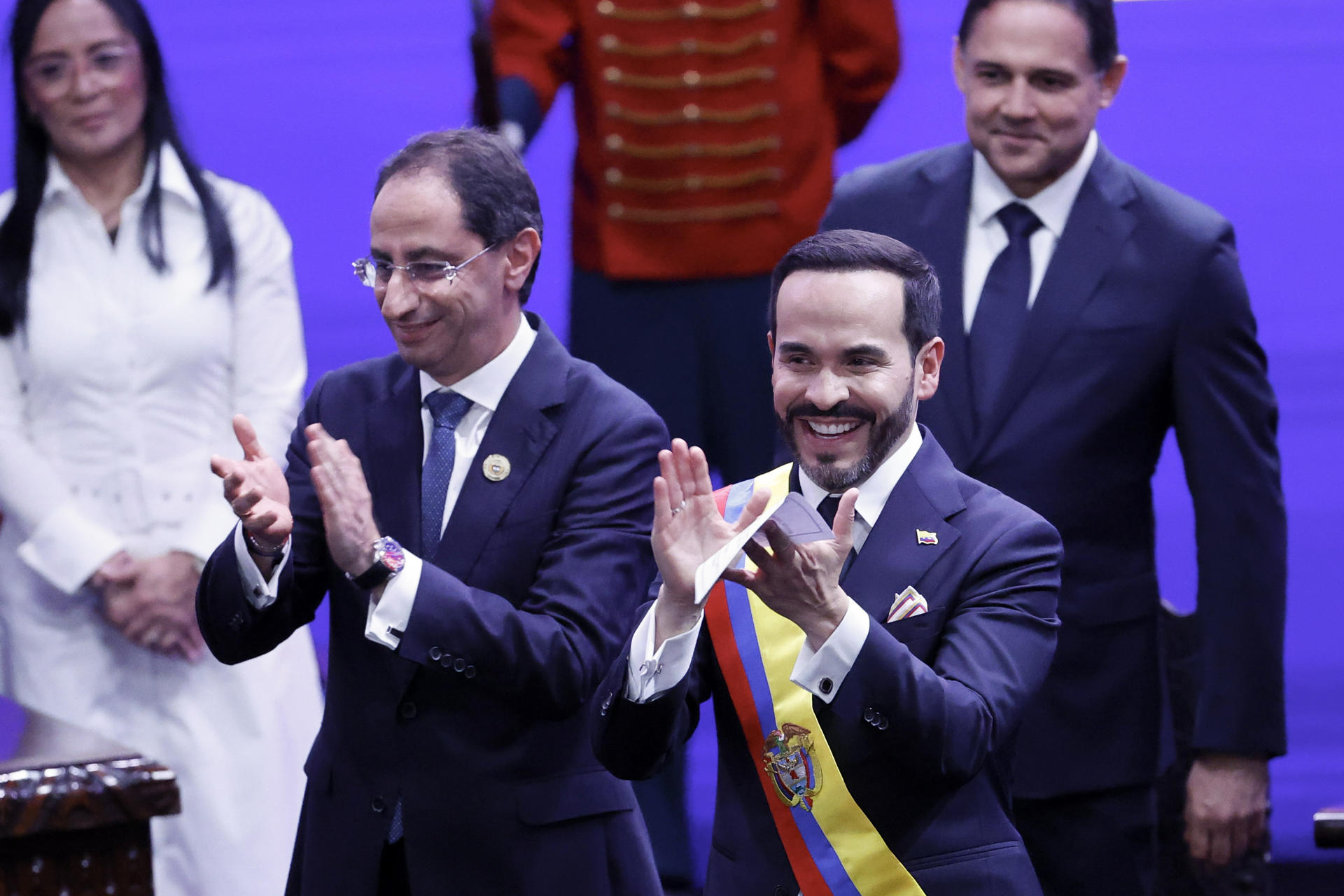 AME7019. CALI (COLOMBIA), 07/08/2026.- Abelardo de la Espriella (d) reacciona tras jurar como presidente de Colombia para el periodo 2026-2030, junto al vicepresidente José Manuel Restrepo (i), este viernes en Cali (Colombia). "Juro a Dios y prometo al pueblo cumplir fielmente la Constitución y las leyes de Colombia", dijo De la Espriella al jurar ante el presidente del Congreso, Honorio Henríquez, quien acto seguido le impuso la banda presidencial. EFE/ Mauricio Dueñas Castañeda
