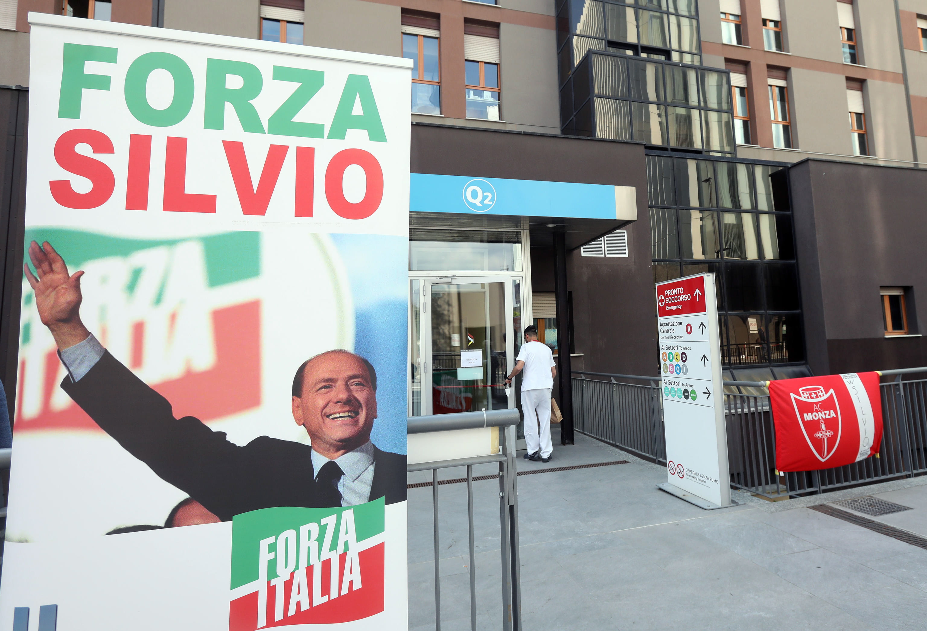 Silvio Berlusconi mejora, pero sigue en cuidados intensivos