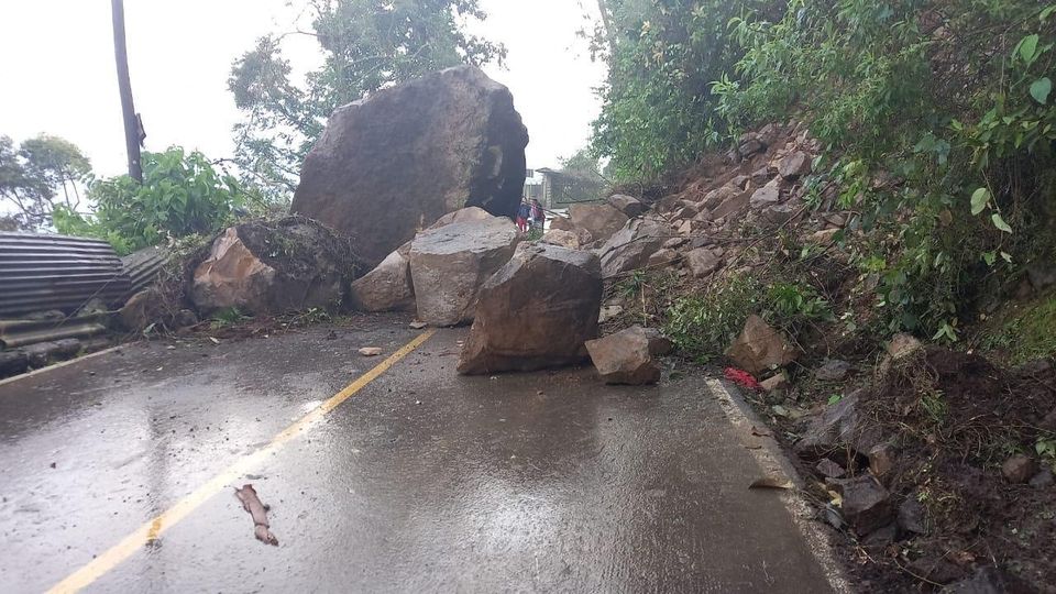 Cierran vía Viotá-La Victoria por caída de rocas debido a las fuertes lluvias
