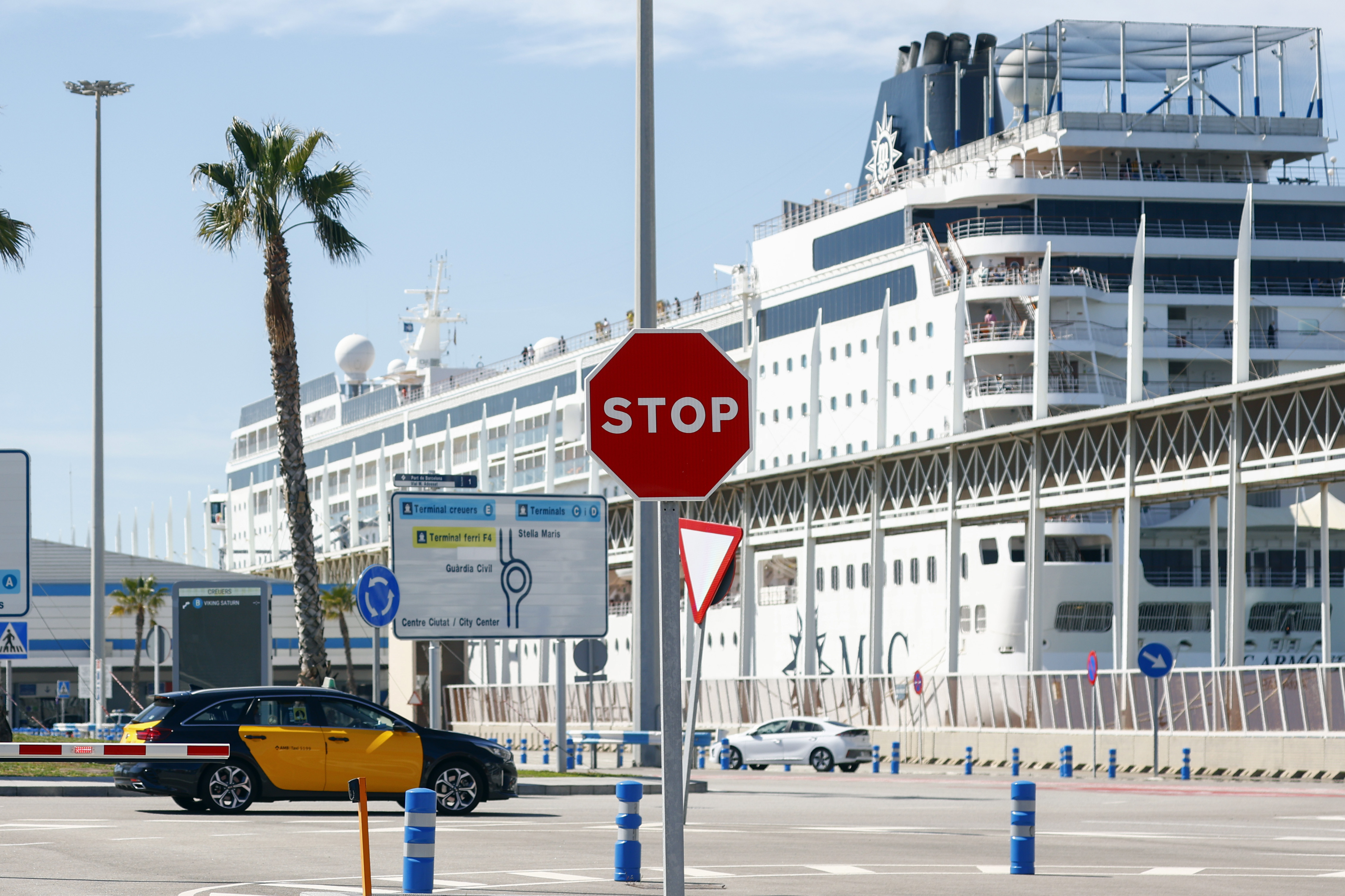 GRAFCAT2141. BARCELONA, 03/04/2024.- Un total de 69 ciudadanos bolivianos no pueden desembarcar de un crucero amarrado en el puerto de Barcelona porque no disponen de un visado válido para ingresar en el espacio Schengen europeo, unos documentos que la Policía Nacional cree que son falsos. EFE/Quique GarcÍa