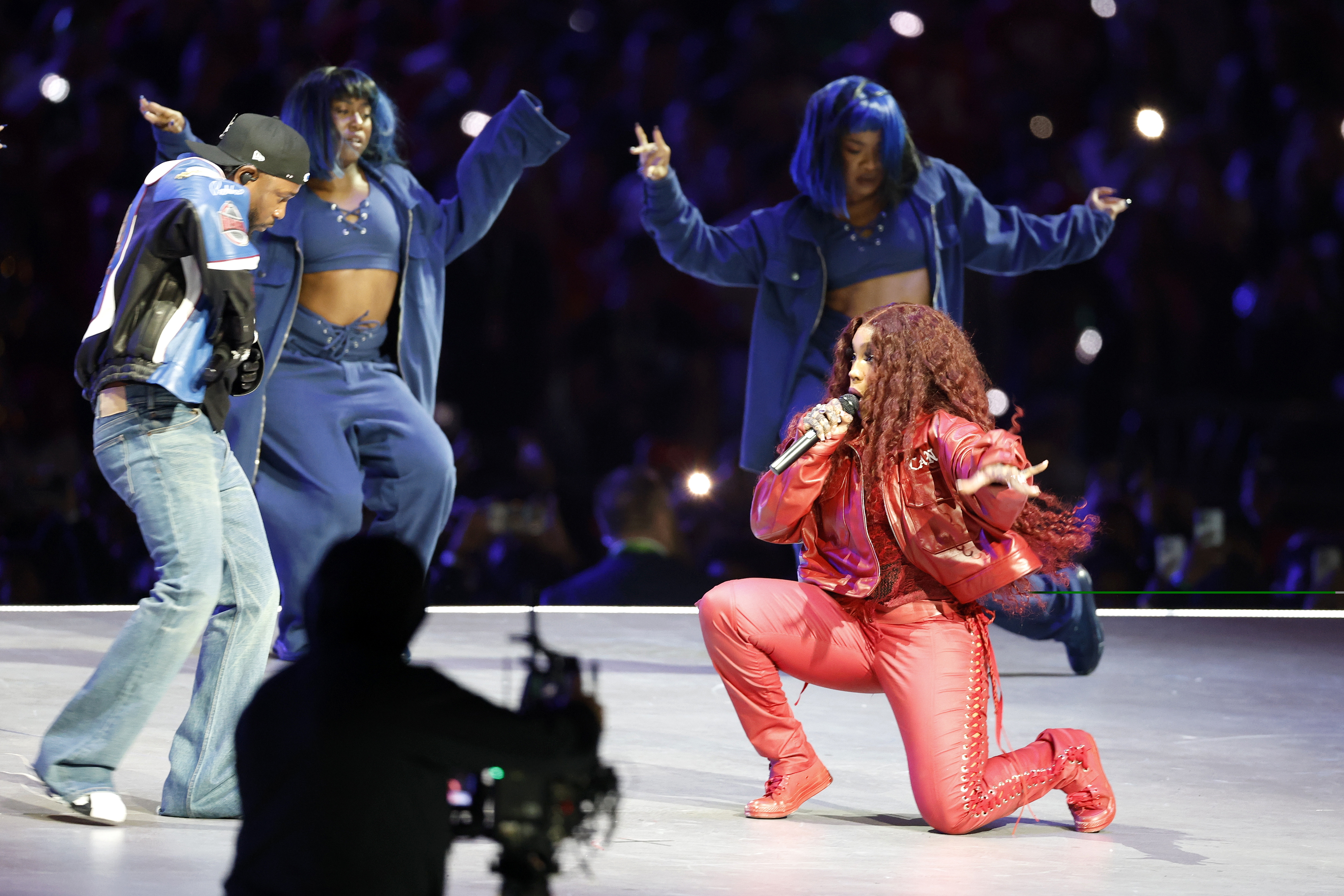 NEW ORLEANS (United States), 10/02/2025.- Kendrick Lamar (L) performs with SZA (R) in the Halftime Show of Super Bowl LIX between the Kansas City Chiefs and the Philadelphia Eagles at Caesars Superdome in New Orleans, Louisiana, USA, 09 February 2025. The Super Bowl is the annual championship game of the NFL between the AFC Champion and the NFC Champion and has been held every year since 1967. (Nueva Orleáns, Filadelfia) EFE/EPA/ERIK S. LESSER
