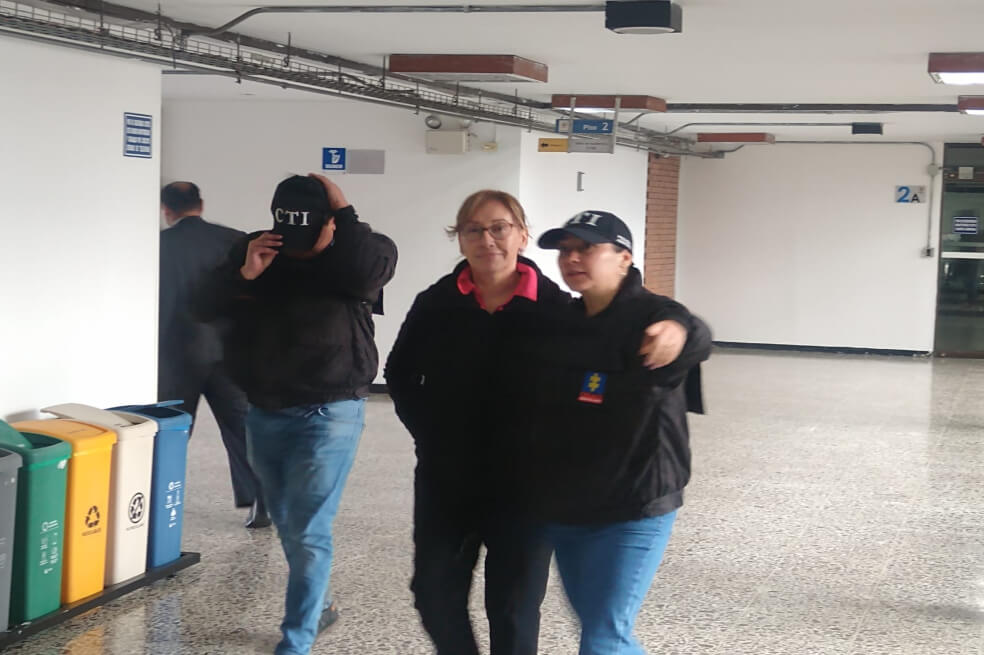 Mujer que vendió apartamento a Benedetti no podrá salir del país mientras su proceso avanza